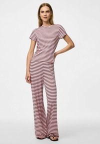 Svītrainu divdaļīgu atpūtas apģērba komplektu, kurā ietilpst īstermiņa piedurknēm tops un plaša kāju bikses rozā un melnā krāsā, mīksta auduma ar brīvu piegriezumu.