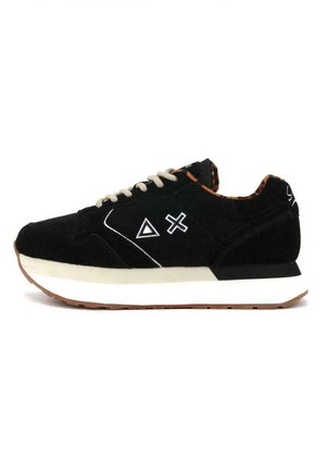 Sneaker nera in suede con dettagli bianchi, design triangolare e a croce, lacci beige e una suola intermedia bianca. Presenta una suola in gomma per la trazione.