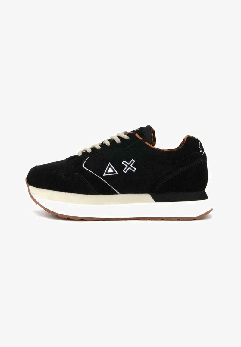 Sneaker nera in suede con dettagli bianchi, design triangolare e a croce, lacci beige e una suola intermedia bianca. Presenta una suola in gomma per la trazione.