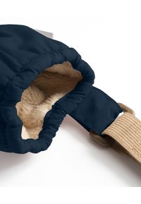 Marineblauw stoffen zakje met een zachte beige fleece binnenkant en elastische rand, voorzien van een tan gekleurde riem en plastic bevestiging.