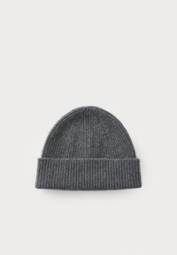 Γκρι πλεκτό σκουφάκι με ριγωτή υφή, διαθέτει διπλωμένο γείσο και στρογγυλή κορυφή. Φτιαγμένο από μαλακό, ζεστό υλικό.