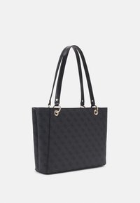 Sort tote bag med præget mønster, glat tekstur, dobbelte top-håndtag og hardware i guldtoner. Firkantet form med robust design.