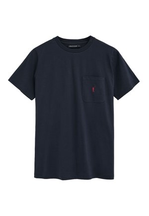 Camiseta de manga corta de color azul marino con cuello redondo y un bolsillo en el pecho que presenta un pequeño logo de un jugador de polo rojo.