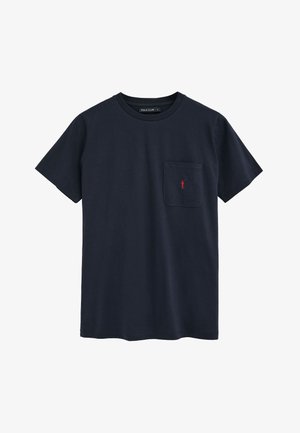 Granatowy T-shirt z krótkim rękawem, okrągłym dekoltem oraz kieszonką na piersi z małym czerwonym logo polo z zawodnikiem.