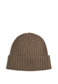 Berretto a coste marrone in maglia con risvolto, realizzato in materiale caldo. Presenta cuciture verticali per aggiungere texture e garantire una vestibilità aderente.