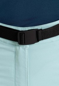 Hellblaue Hose mit glatter Textur und sichtbaren Nähten, ausgestattet mit einem schwarzen Nylon-Gürtel mit einer Kunststoffschnalle, die die Taille sichert.