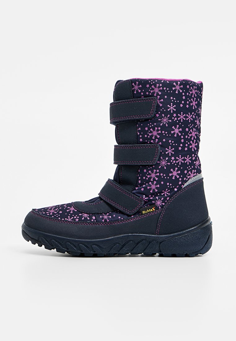 Marine Winterstiefel mit pinkfarbenen Schneeflockenmuster, drei verstellbaren Klettverschlüssen, einer strukturierten Gummisohle und einem gepolsterten Obermaterial aus Stoff.