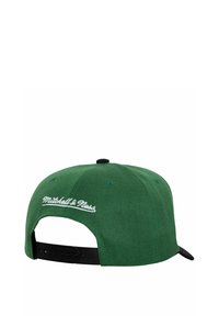 Grüne Kappe mit fester Textur, ausgestattet mit einem schwarzen Schirm und verstellbarem Snapback-Verschluss. "Mitchell & Ness" ist in Weiß gestickt.