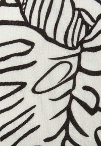 Textilstoff mit weißem Hintergrund und kräftigen schwarzen Linienzeichnungen von abstrakten botanischen Formen und Mustern, mit unterschiedlichen Texturen.