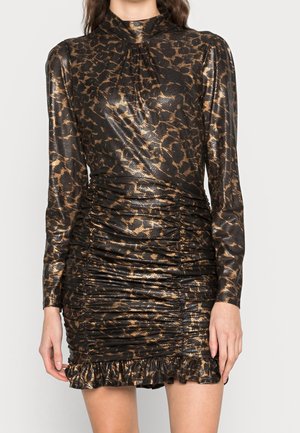 Černé a zlaté leopardí šaty s dlouhými rukávy, vysokým límcem, nabíranou texturou a volánkovým lemem na spodní straně.