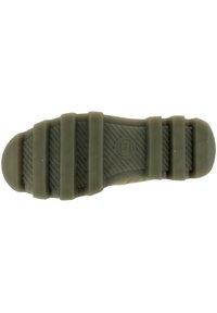 Suola di scarpa in gomma con un design testurizzato in verde oliva, caratterizzata da scanalature orizzontali e verticali, coste e una punta arrotondata.