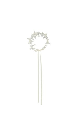 Coroncina floreale realizzata con fiori bianchi in tessuto e rami argentati, con un nastro in satin. Design leggero e delicato.