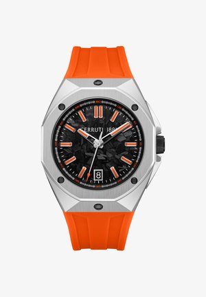 Srebrny ośmiokątny zegarek na nadgarstek z czarną fakturowaną tarczą, pomarańczowymi akcentami, datownikiem na godzinie 6 oraz jasnopomarańczowym silikonowym paskiem.