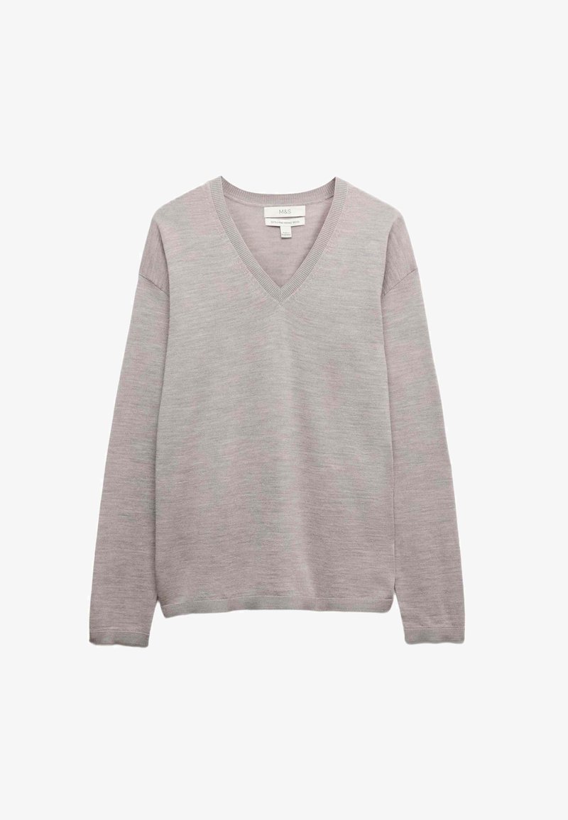 Jasnoszary sweter w serek z długimi rękawami, wykonany z miękkiego materiału. Posiada prążkowane mankiety i dół oraz prostą, gładką fakturę.