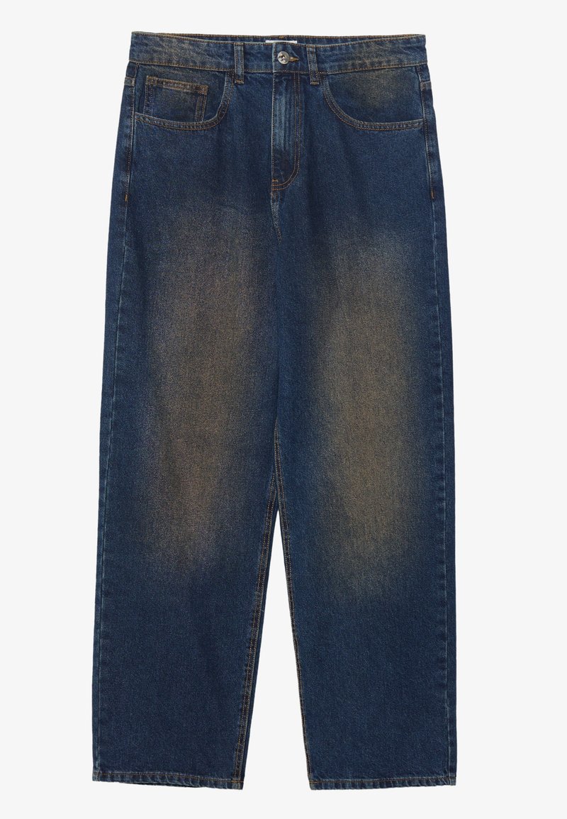 Jeans de mezclilla de pierna ancha en un azul oscuro con un acabado desgastado, que cuentan con cierre de botón en el frente, trabillas para cinturón y dos bolsillos delanteros.