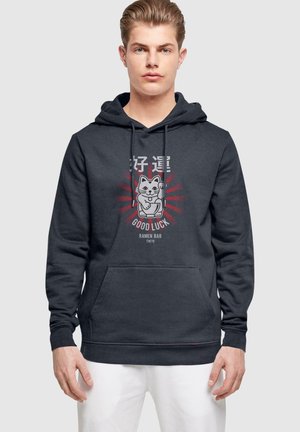 Dunkelgraue Kapuzenjacke mit einer Fronttasche, einer Kordelzugkapuze und einem Grafikdruck eines Katzenmotivs mit roten Strahlen und dem Text "Good Luck Ramen Bar Tokyo."