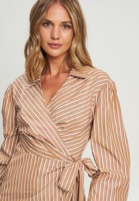 CALLI FELIX  - Päevakleit - tan stripe