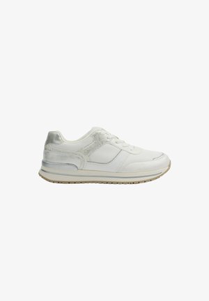 Zapatilla deportiva blanca con parte superior de cuero liso, acentos plateados texturizados, cordones planos y suela de goma de color claro.