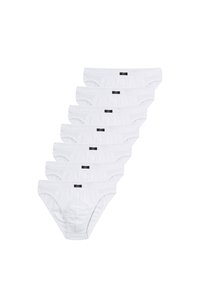 Weiße Baumwollslips in einer Reihe gestapelt, mit einem elastischen Bund und kleinem Logosticker, mit einer glatten, strukturierten Oberfläche.