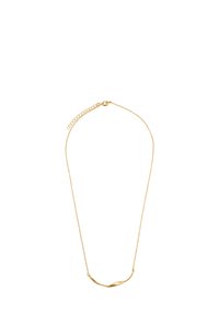 Collana d'oro con un pendente curvato e liscio e una delicata catena; presenta un gancio a moschettone e lunghezza regolabile con link di estensione.