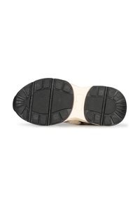 Semelle extérieure en caoutchouc noir avec des motifs de grip texturés, intermédiaire de couleur crème et bout arrondi. Dispose d'une semelle distincte pour l'adhérence et la durabilité.