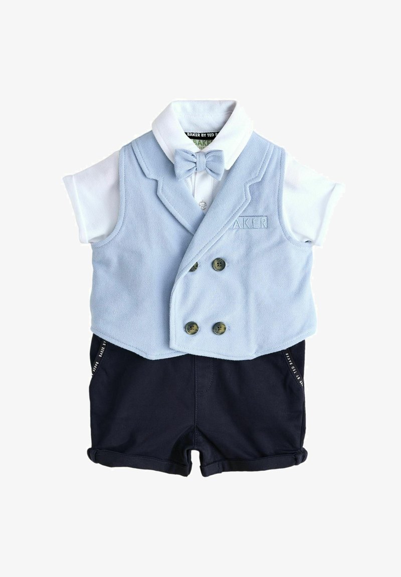 Conjunto para niño pequeño con camisa blanca de manga corta, chaleco azul claro de doble botonadura con pajarita y pantalones cortos azul marino.