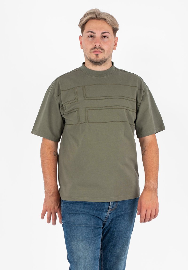 Oliwkowa koszulka z krótkim rękawem z teksturowanym poziomym wzorem na klatce piersiowej, wykonana z miękkiej bawełny.