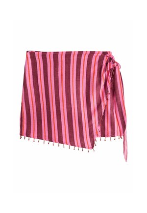 Jupe portefeuille rayée rose et rouge avec fermeture à nouer et petits pompons perlés le long de l'ourlet sur fond blanc.