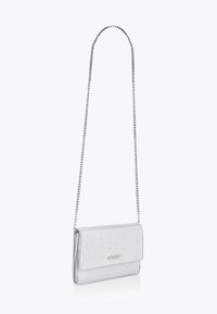 Borsa a tracolla argento con tracolla a catena, caratterizzata da una superficie testurizzata adornata di strass e una chiusura a patta rettangolare.