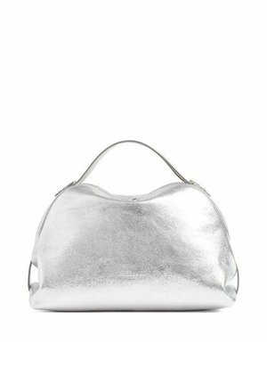 Borsa a mano metallizzata argento con una semplice maniglia curva e una forma morbida e arrotondata, mostrata su uno sfondo bianco semplice.