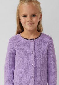 Lila, getextureerde gebreide cardigan met een ronde hals, vijf knopen aan de voorkant en een bloemenrand bij de kraag. Zacht, pluizig materiaal.
