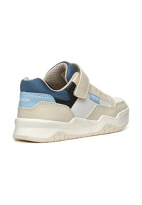 Sneaker beige con accenti blu e neri, fascia in velcro, pannelli in rete e suola in gomma con un disegno a rilievo per una presa ottimale.