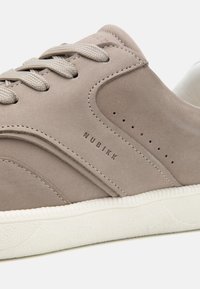Nubikk RAY OWEN - Tenisice - taupe