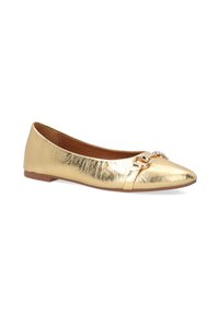 Gouden metallic ballette met een puntige neus. Heeft een kettingaccent aan de voorkant en een glad, glanzend oppervlak. Bruine loopzool.