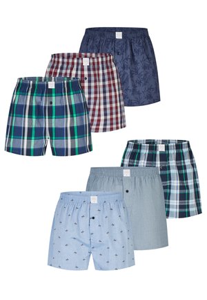 Sześć par męskich bokserek w różnych wzorach: niebieskie w kwiaty, czerwono-białe w kratę, granatowe z liściastym nadrukiem oraz różne wzory w kratę.