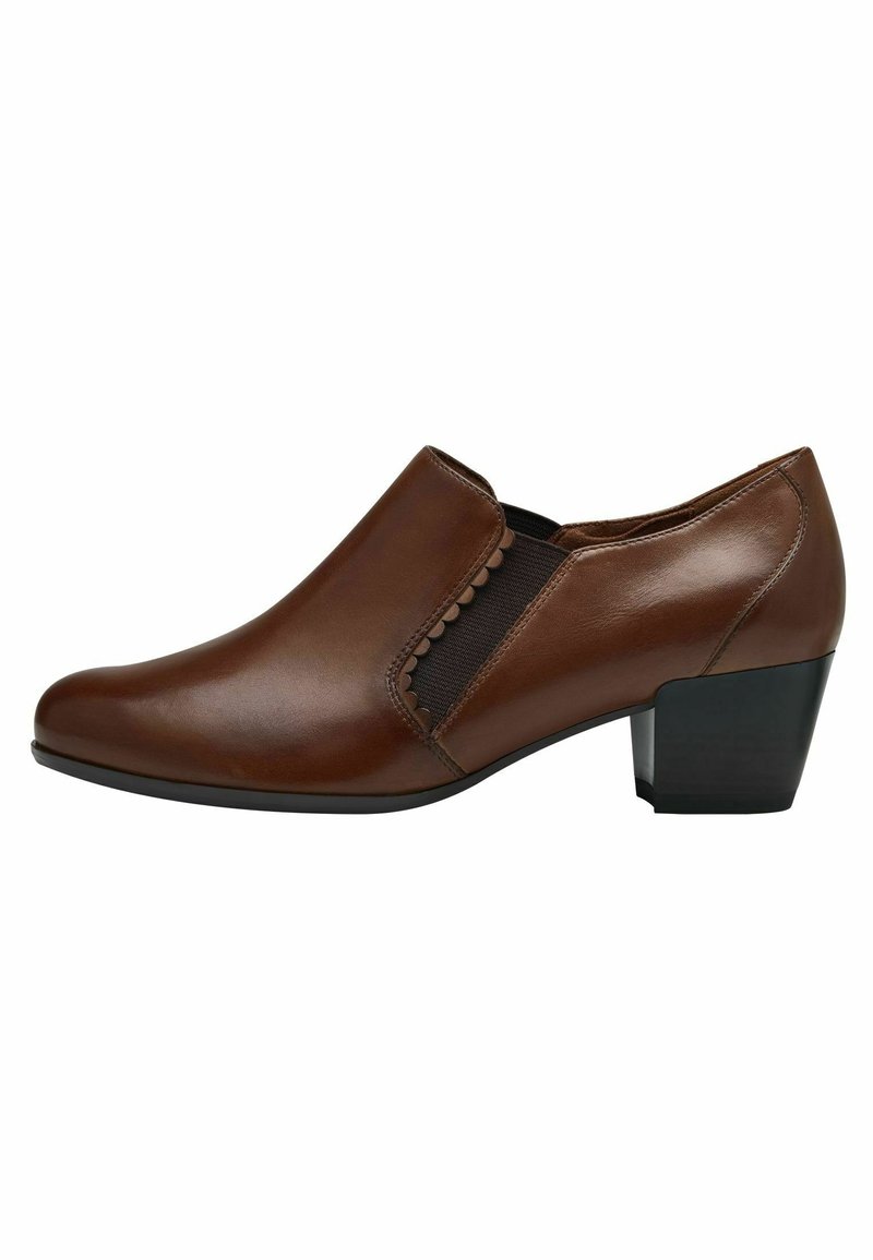 Chaussure slip-on en cuir marron avec un bout arrondi, un panneau latéral texturé et un talon bloc noir modéré. Comprend des détails festonnés.