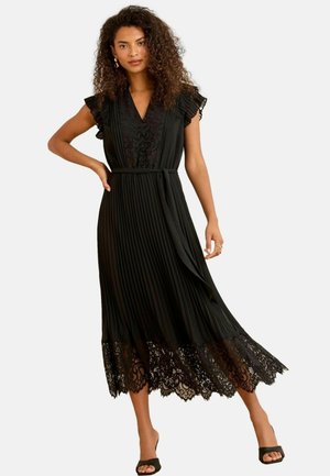 Robe noire plissée avec un décolleté en V, des manches volantes, des bordures en dentelle à l'ourlet et une ceinture en tissu. Texture lisse avec des détails complexes.