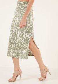 LELA SLIM FIT SET - Pieštukinis sijonas - olive