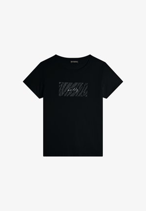 T-shirt nera a maniche corte con colletto rotondo, caratterizzata da una grafica rettangolare testurizzata in grigio scuro e bianco con la parola "liberamente" stampata in corsivo.