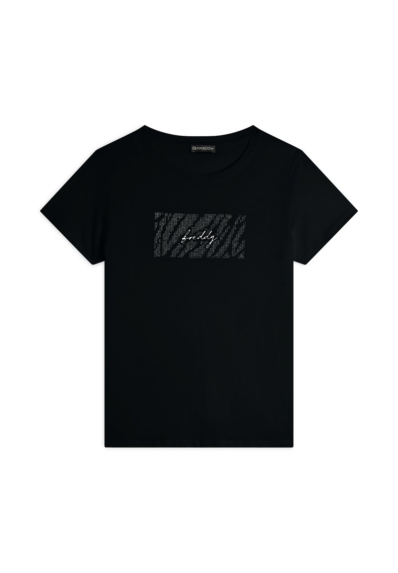 Camiseta negra de manga corta con cuello redondo, que presenta un gráfico rectangular texturizado en gris oscuro y blanco con la palabra "libremente" impresa en cursiva.