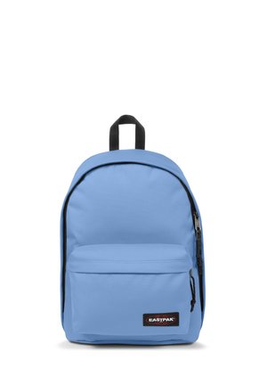Mochila Eastpak de color azul claro con un bolsillo frontal con cremallera, acentos en negro, un asa superior y correas de hombro acolchadas. Textura de tela suave.
