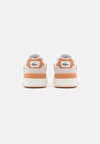 Sneakers con una toma bianca, tallone in suede beige e accent in arancione. Presenta il logo sul tallone e una suola in gomma.