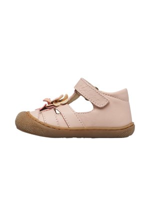 Sandalo rosa chiaro per bambini piccoli con punta chiusa e arrotondata, suola in gomma, cinturino in velcro e decorazioni floreali rosa e beige sulla parte anteriore.