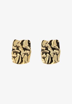 Arany tónusú fém fülbevalók párja, egyenetlen, gyűrött textúrával és lekerekített téglalap alakú szélekkel.