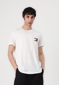 Tommy Jeans FLAG TEE 2 PACK - T-shirt basic - dark night navy/ecru