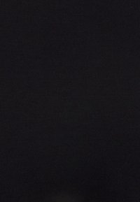 Tecido ribado preto com uma textura suave. A composição é tecida uniformemente, sem padrões visíveis ou detalhes notáveis.