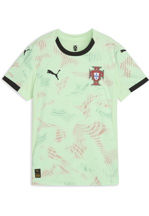 Camisa de fútbol Puma Portugal en verde claro con patrón de puntos rojos y azules, manga corta, cuello negro y emblema nacional bordado.