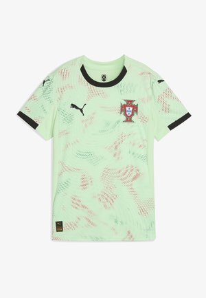 Puma Portugal jalkapallo-asu vaaleanvihreänä, jossa on punaisia ja sinisiä pilkkuja, lyhyet hihat, musta kaulus ja brodeerattu kansallinen tunnus.