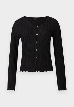 Μαύρη ζακέτα μακρυμάνικη από πλεκτό ύφασμα, με ριμπ υφή, V-λαιμόκοψη και πέντε διακοσμητικά κουμπιά στο μπροστινό μέρος. Στρογγυλεμένη βάση με κυματιστό τελείωμα.