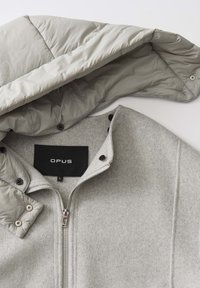 Helle graue Zip-Jacke mit abnehmbarem gepolstertem Kapuzen, die mit Druckknöpfen versehen ist, in Größe S von "OPUS".